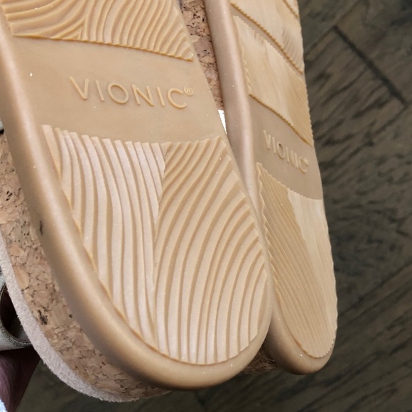 Vionic Kirra II thong gold metallic sandals Sz 10 Like New - Picture 7 of 9